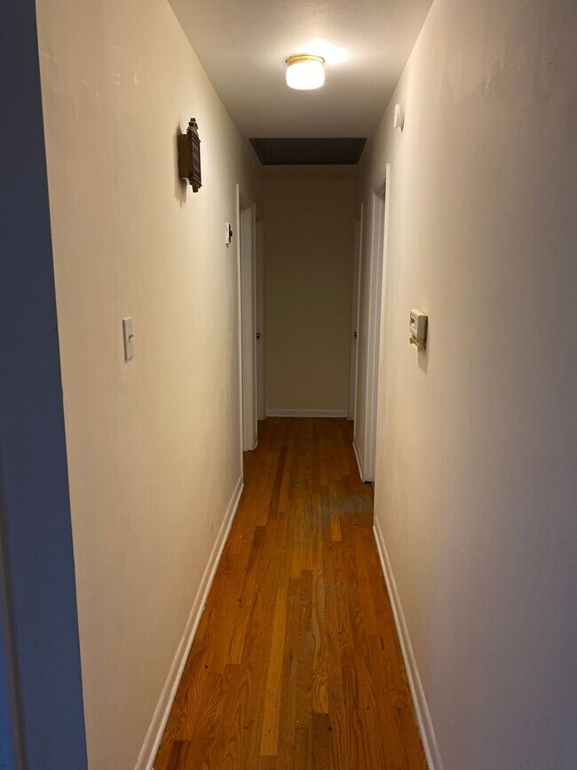 Building Photo - 3 bedroom single family home with huge bon...
