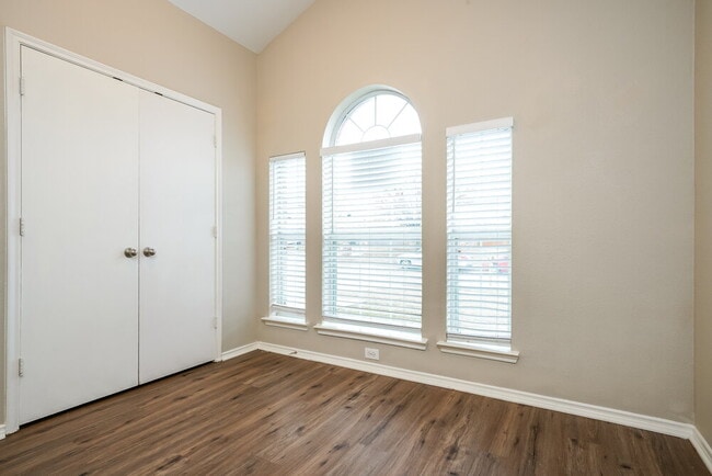 Building Photo - 6552 Manitoba St