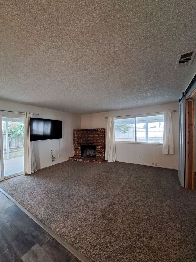 Building Photo - Single-Level Clovis Home with 3 Bedrooms, ...