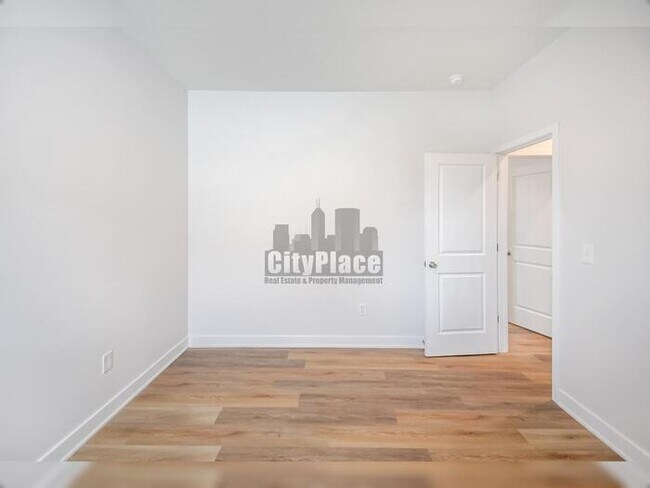 Building Photo - 1135 W 21st St