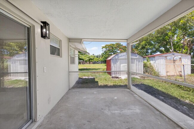 Building Photo - 3943 Roan Ct W