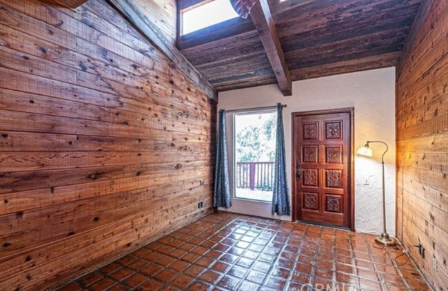Building Photo - Escape to Your Own Private Retreat Among the Oaks