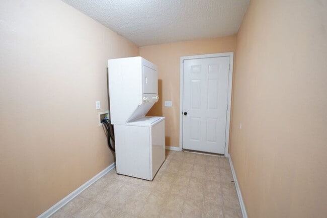 Building Photo - 8 Willow Lakes Dr