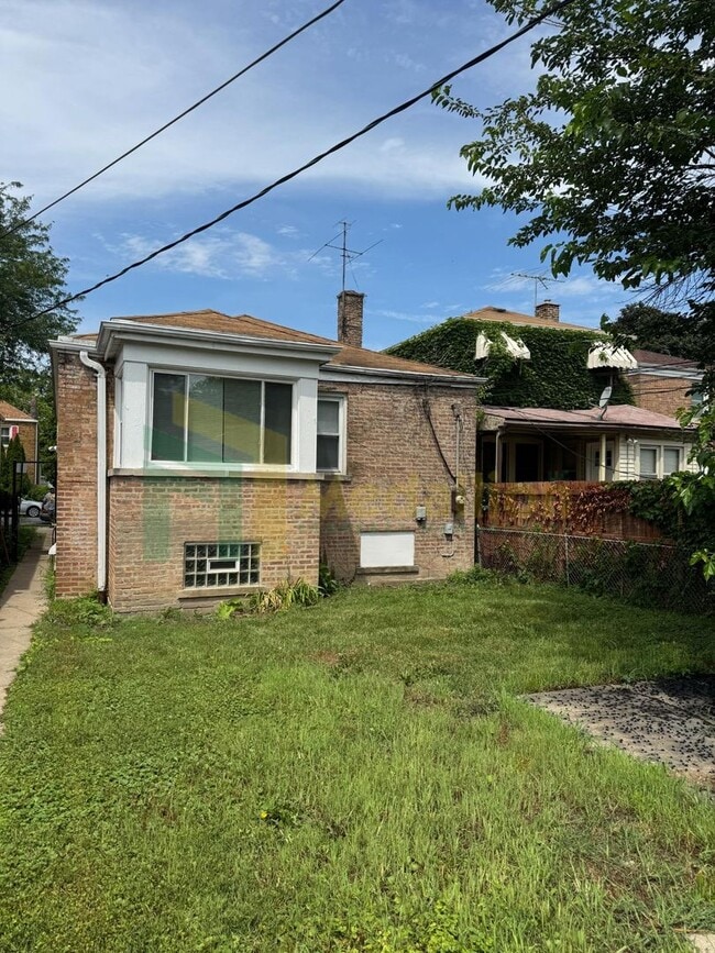 Building Photo - Brick Bungalow 4 bed 2 bath + Bonus area i...