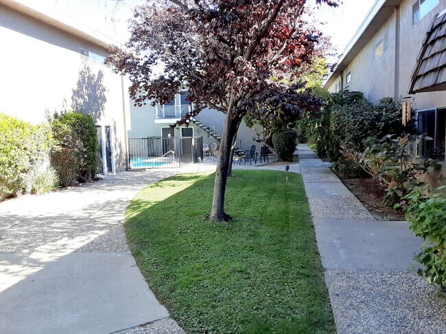 Building Photo - 1648 Hollenbeck Ave