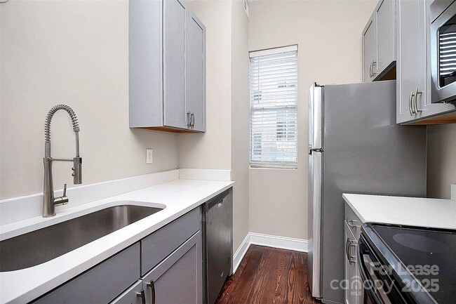 Building Photo - 2040 Atherton Heights Ln