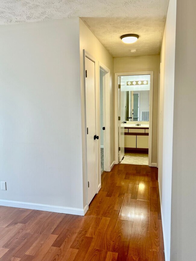 Building Photo - COMING SOON! 3 Bedroom, 2 Bath Home off Ne...