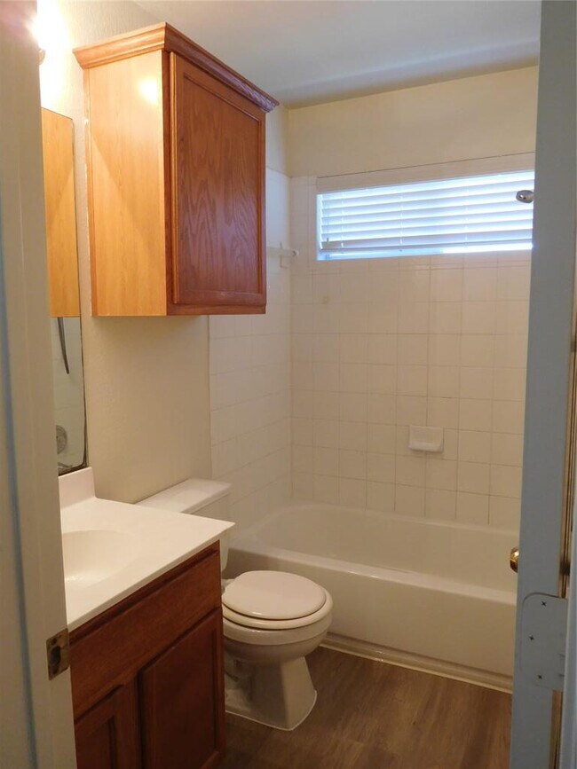 Building Photo - 911 Middle Brook Dr