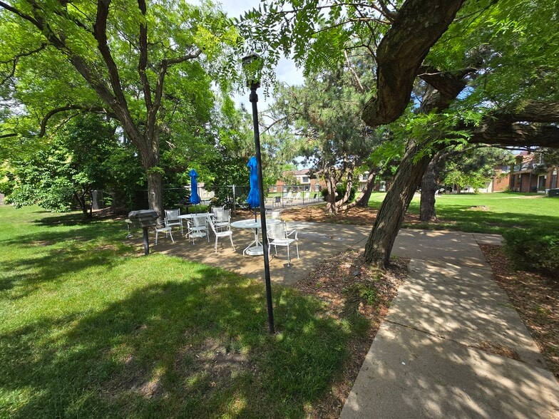 Beautiful private courtyard with gas grill - 7320 York Ave S