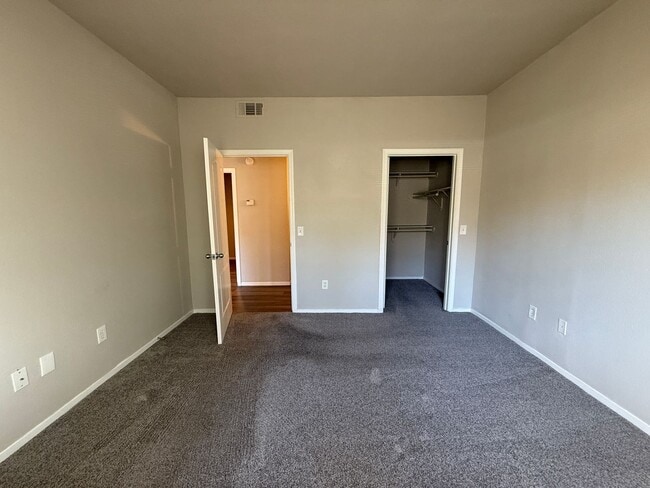 Building Photo - Cute 2 bedroom, 2 bath condo