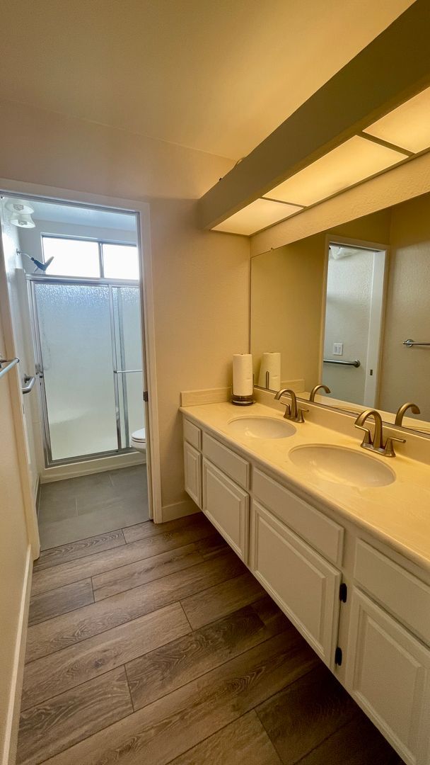 Building Photo - Exceptional 3 Bdrm, 2 Ba, Single Story Hom...