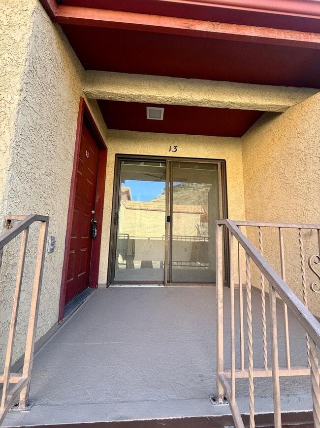 Building Photo - One Bedroom, TWO Bath apartment in Downtow...