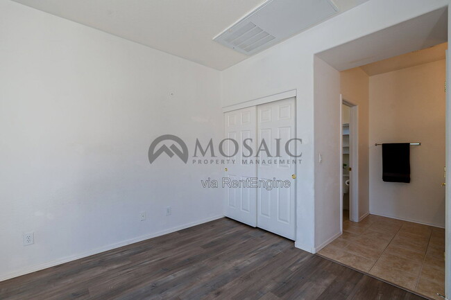 Building Photo - 39718 N Rolling Green Way
