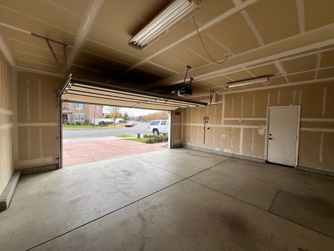 Building Photo - 14816 Huckleberry Dr