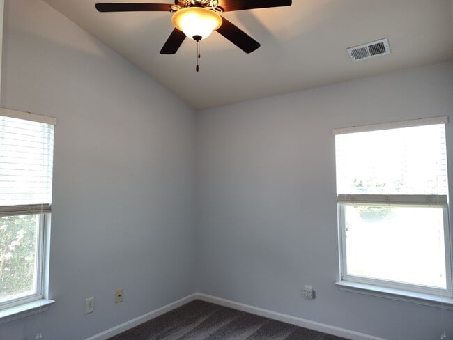 Building Photo - Move-in ready, Townhome Located in the Bra...