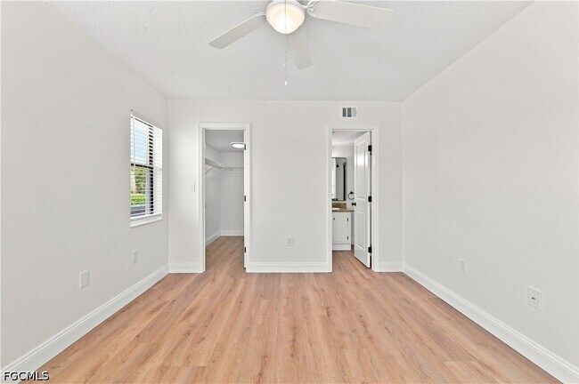 Building Photo - 9261 Central Park Dr