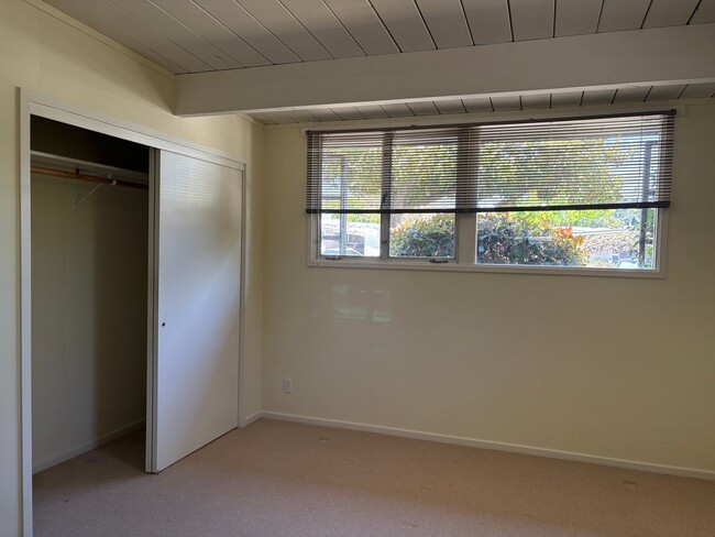 Building Photo - Lovingly Maintained 3 Bed, 2 Bath Home in ...