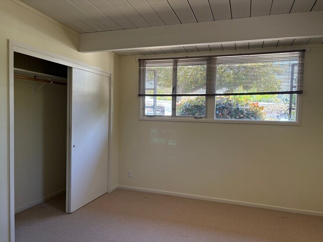 Building Photo - Lovingly Maintained 3 Bed, 2 Bath Home in the Circles