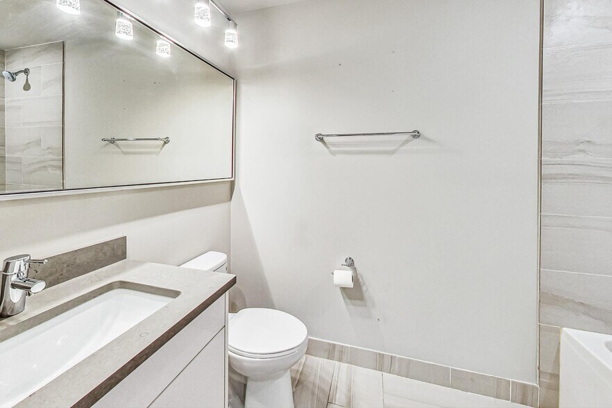 Building Photo - 1641 W Grand Ave