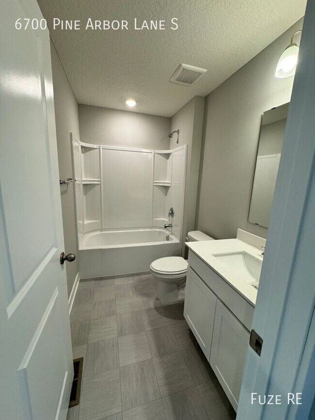 Building Photo - 6700 Pine Arbor Ln S