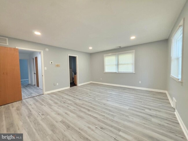 Building Photo - 8241 Robin Hood Dr