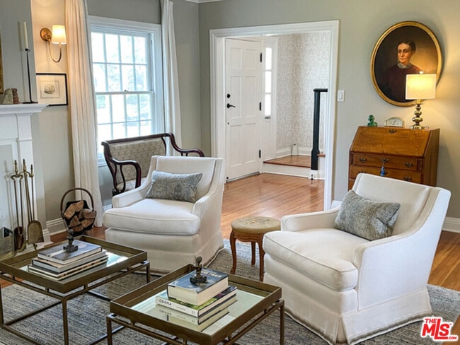 Building Photo - 934 S Dunsmuir Ave