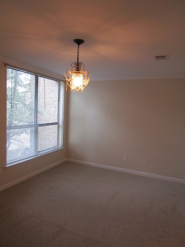 Building Photo - Updated 2 Bedroom Lower Level Condo in Tem...