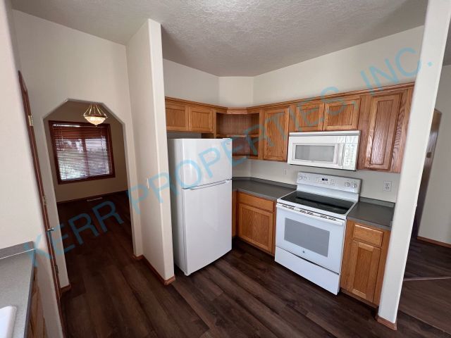 Building Photo - Charming 3-Bedroom Fairview Retreat with Spacious 1611 Sq Ft Living Space & 2 Full Baths!