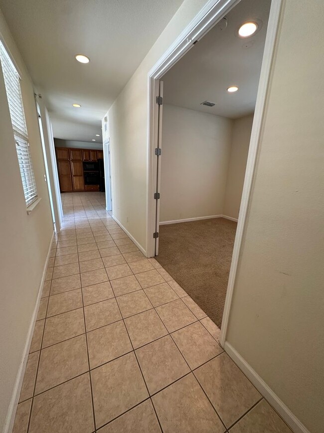 Building Photo - Beautiful 5 Bedroom, 3 Bath Mountain House...