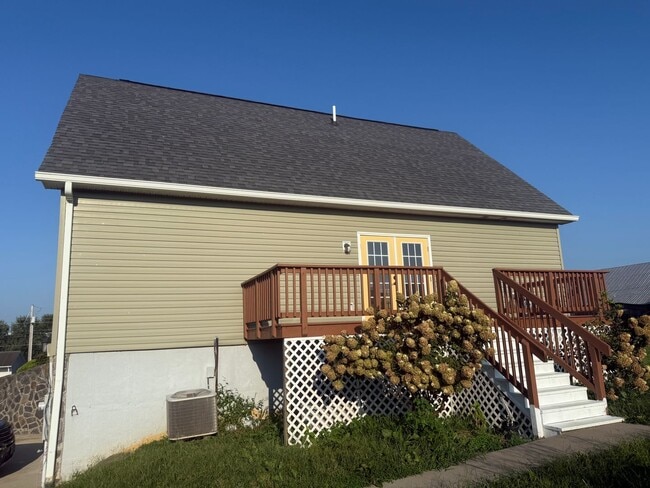 Building Photo - 3 Bedroom 3.5 Bathroom Home Located in Greeneville, TN