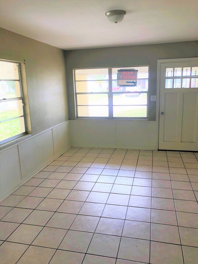 Building Photo - HUGE Lakeland 3BR/1BA w/Carport in Nice Re...