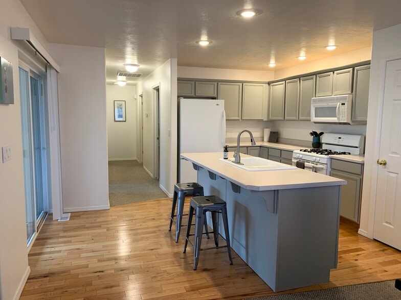 Building Photo - 209 Long Island Ave