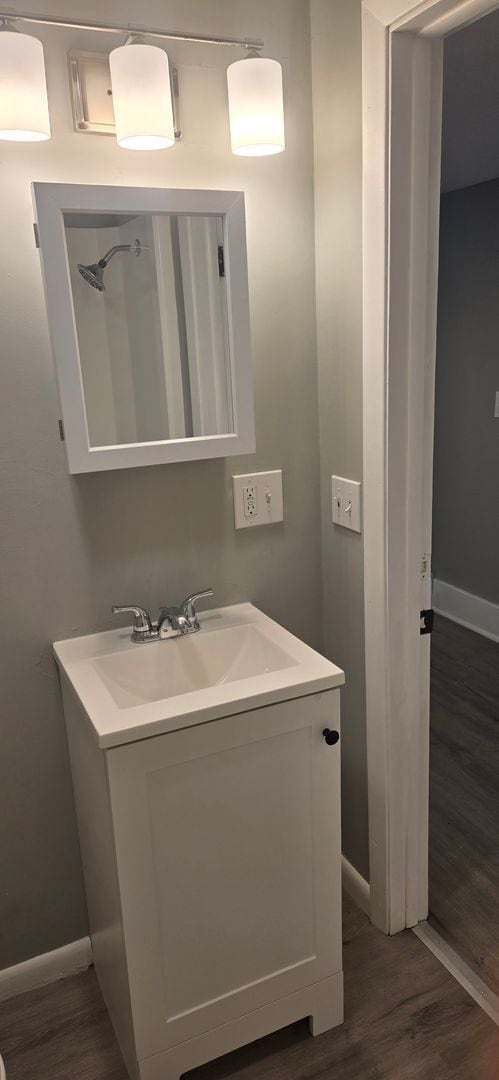 Building Photo - Newly Renovated 1 Bed, 1 Bath Unit in Farm...