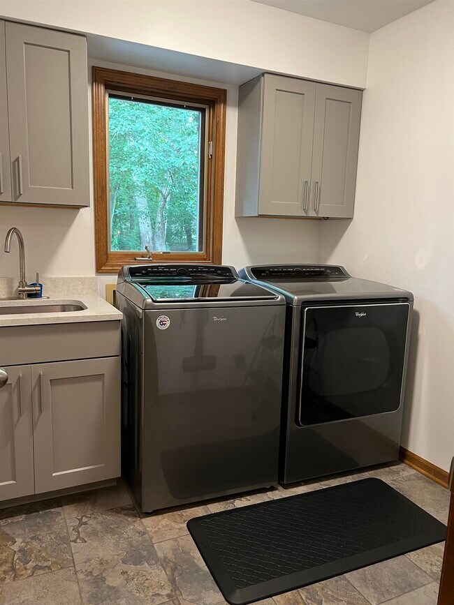 Building Photo - 4907 Pinewood Ct