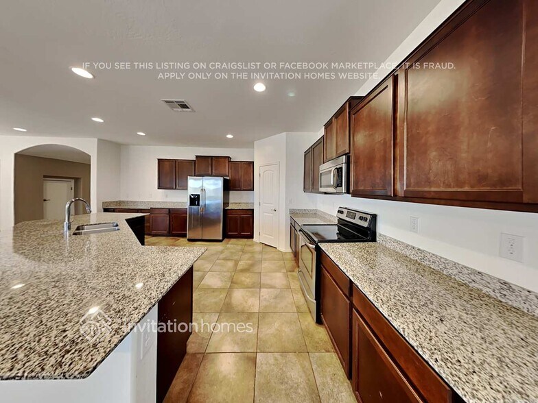 Building Photo - 1322 E Dragon Fly Rd