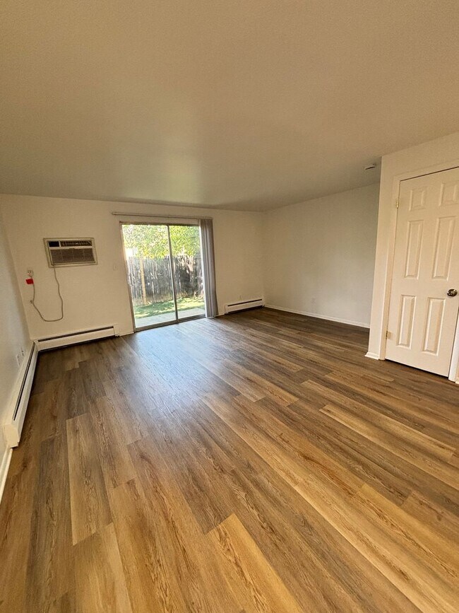 Building Photo - Well-Located Townhome with Easy Denver Access! Available Now!!
