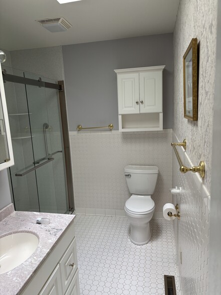 Bathroom w/walk in shower - 1180 Chestershire Pl