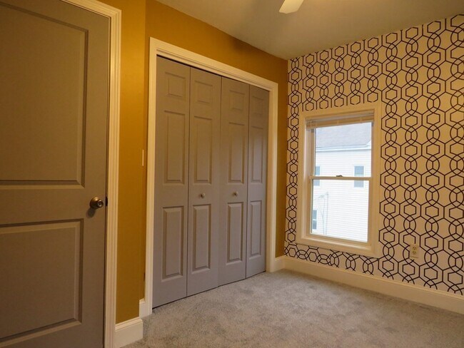 Building Photo - 715 Main St