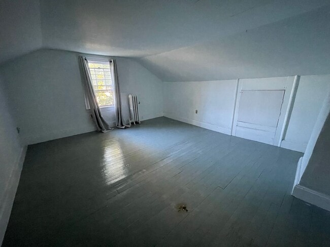 Building Photo - Charming 5-Bedroom 3.5 bath Home for Rent ...