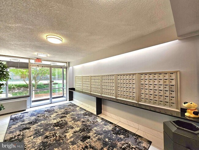 Building Photo - 2059 Huntington Ave