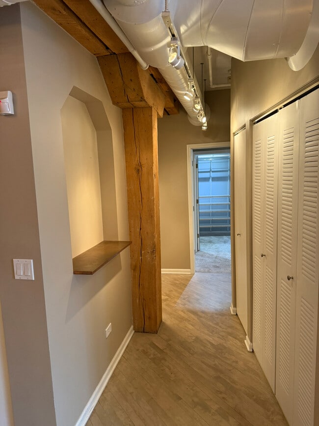 Building Photo - 1735 W Diversey Pkwy