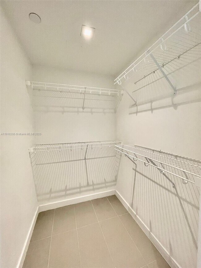 Building Photo - 1600 NE 1st Ave