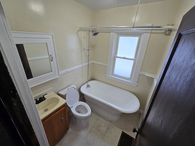 Building Photo - 2 Bedroom House