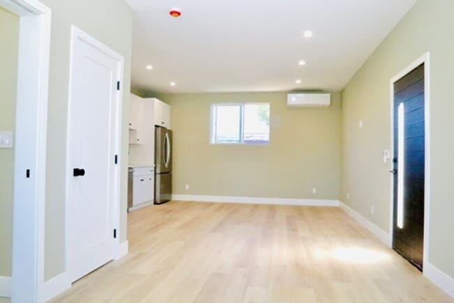 Building Photo - Center (729)