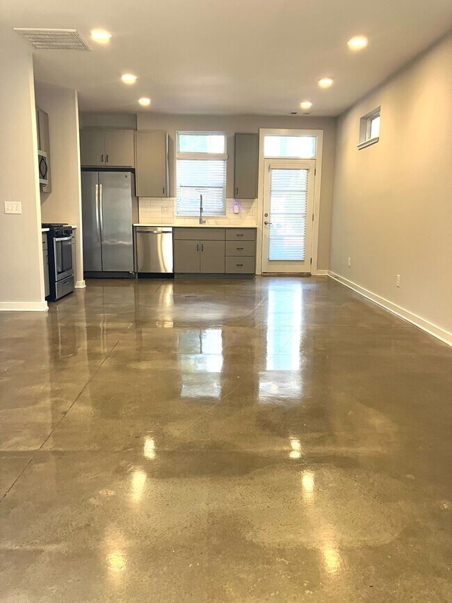 Building Photo - Contemporary East Nashville Home.   MOVE IN SPECIAL $500 OFF ONE MONTH'S RENT