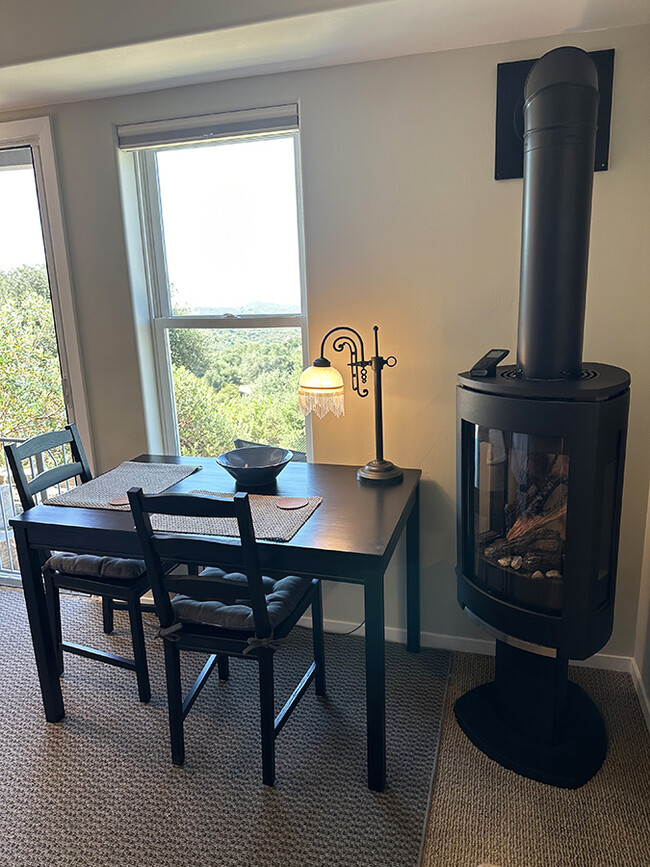 Powerful gas fireplace and dining table. - 7079 Engineers Rd