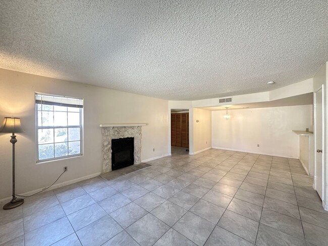 Building Photo - Lakeview Condo
