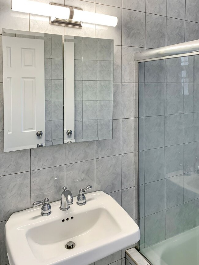 Building Photo - A prized destination in beautiful Forest Hill Garden, a place to call home