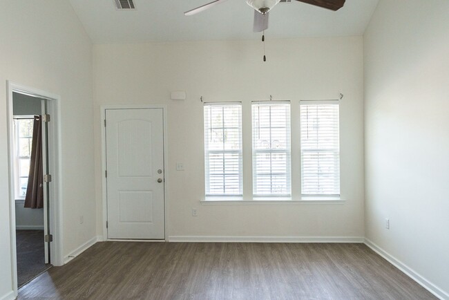 Building Photo - Three Bedroom Townhome