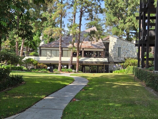 Building Photo - Playa Del Rey 1 bedroom apartment in Large outdoor community